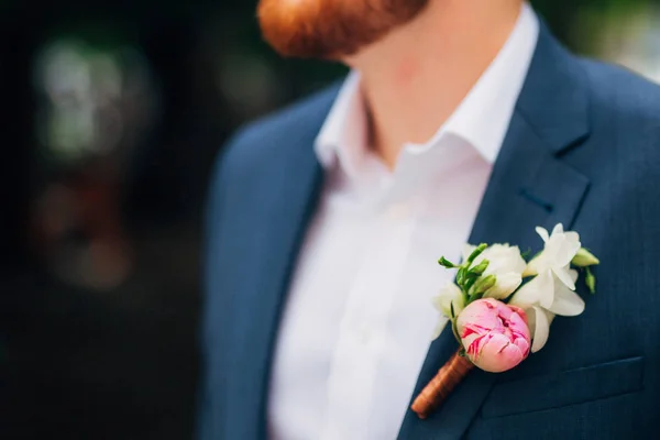 Весільна квітка бутоньєрка нареченого — стокове фото