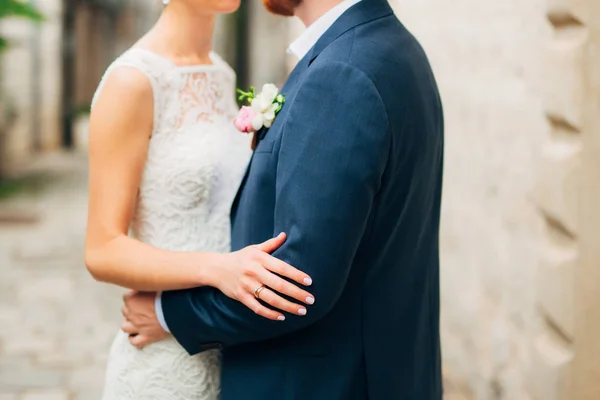 Mariée et marié le jour du mariage Promenade en plein air sur la nature printanière — Photo