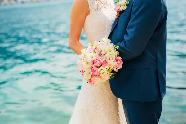 신부의 손에 들고 있는 결혼 부케 — 스톡 사진