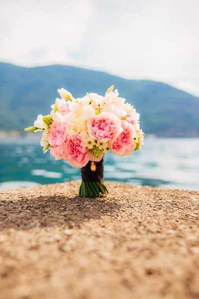 A wedding bouquet near the sea — Stock Photo, Image