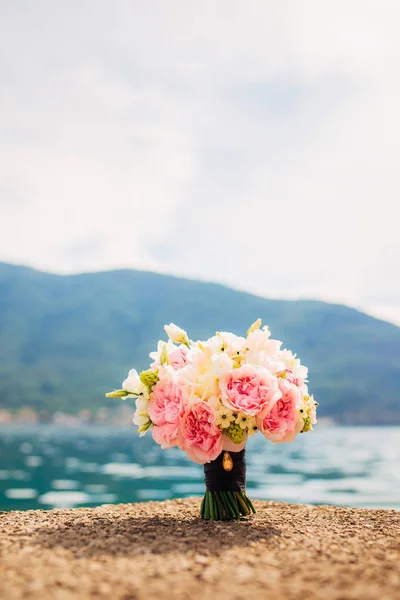 A wedding bouquet near the sea — Stock Photo, Image