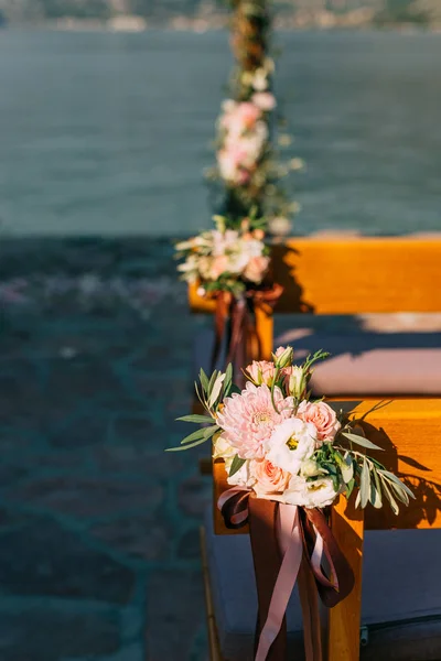 Composiciones florales en la ceremonia de boda — Foto de Stock