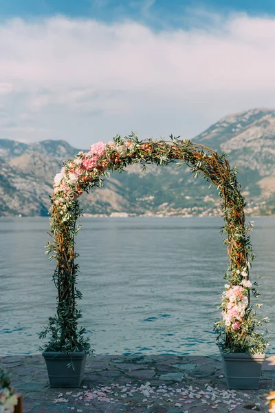 Arco para la ceremonia de boda en el mar — Foto de Stock