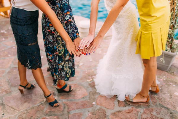 Mãos femininas fechar ao ar livre . — Fotografia de Stock