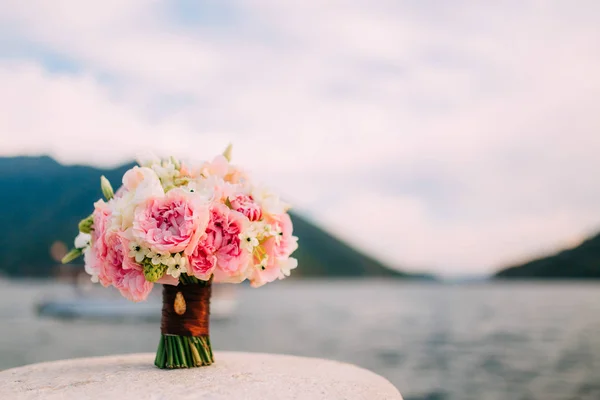 Un ramo de bodas cerca del mar — Foto de Stock