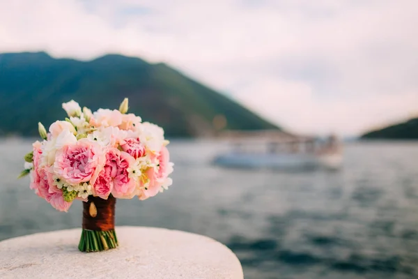 Un ramo de bodas cerca del mar — Foto de Stock