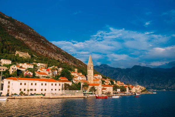The old fishing town of Perast on the shore of Kotor Bay — Stock Photo, Image