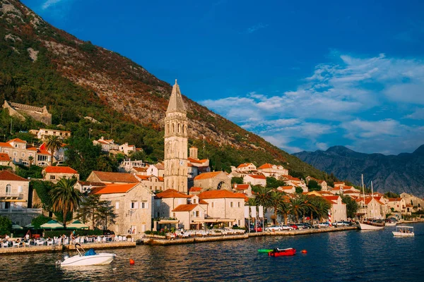 Die alte Fischerstadt Perast am Ufer der Bucht von Kotor — Stockfoto