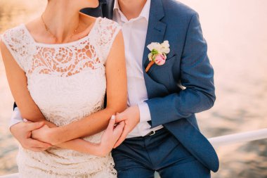 Yeni evliler birbirlerine Karadağ'sarılmak