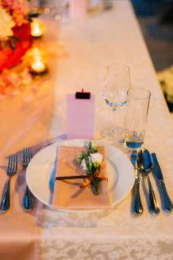 Bir düğün Ziyafet Tablo ayarı. Dekorasyon çiçekler