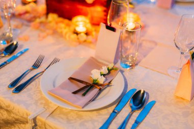 Bir düğün Ziyafet Tablo ayarı. Dekorasyon çiçekler