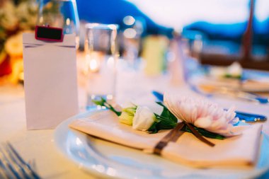 Bir düğün Ziyafet Tablo ayarı. Dekorasyon çiçekler