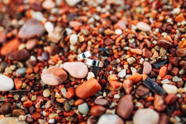 Alyans plaj çakıl taşları üzerinde yeni evliler