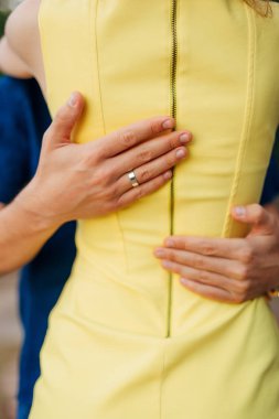 Yeni evliler birbirlerine Karadağ'sarılmak