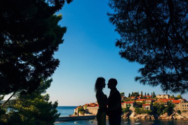 Sveti Stefan yakınındaki çiftlerin siluetleri
