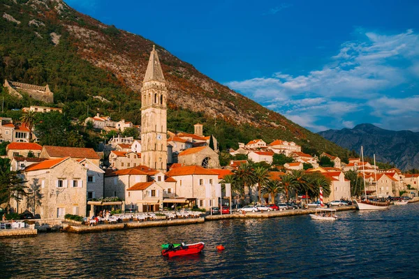 Perast régi halászati város partján a Kotori-öböl — Stock Fotó