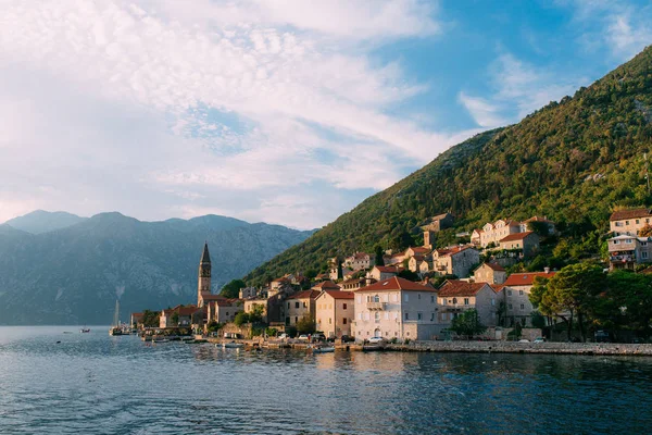 Perast régi halászati város partján a Kotori-öböl — Stock Fotó