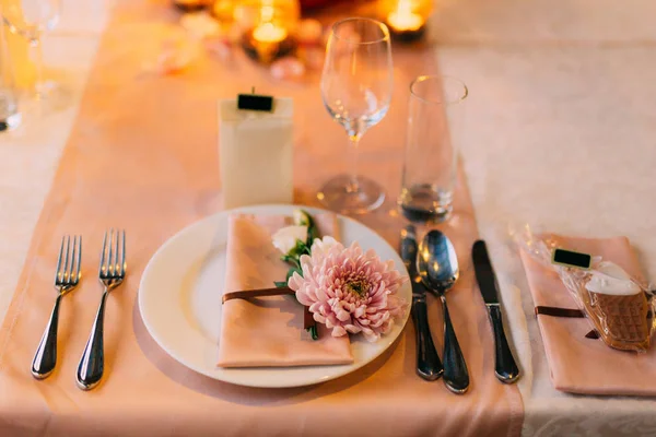 Сервировка стола на свадебном банкете. Украшение цветов — стоковое фото