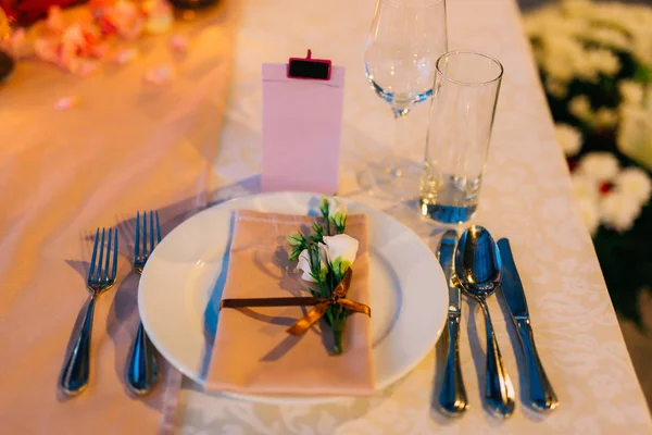 Ajuste de mesa en un banquete de bodas. Flores decorativas — Foto de Stock