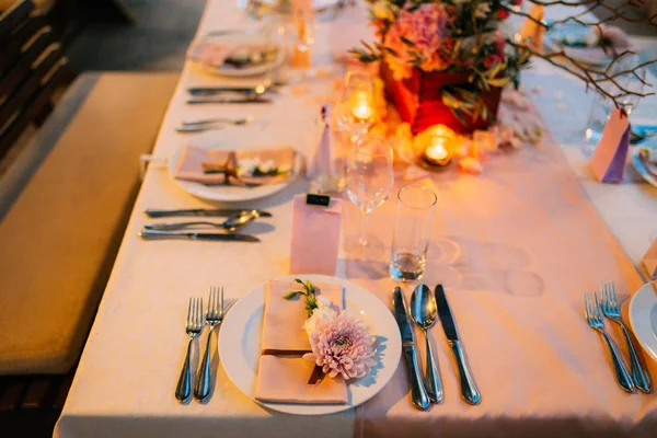 Сервировка стола на свадебном банкете. Украшение цветов — стоковое фото