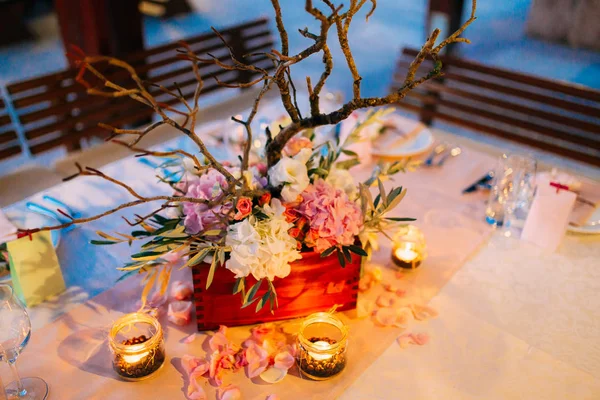 Flower compositions on the wedding table in rustic style. Wedding decorations with their own hands. — Stock Photo, Image