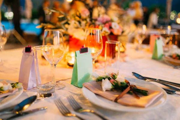 De instelling van de tabel op een bruiloft. Decoratie bloemen — Stockfoto