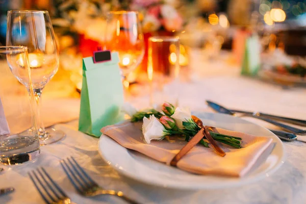 De instelling van de tabel op een bruiloft. Decoratie bloemen — Stockfoto