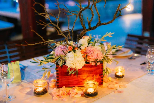 Kaarsen op de tafel van de bruiloft in een banket — Stockfoto