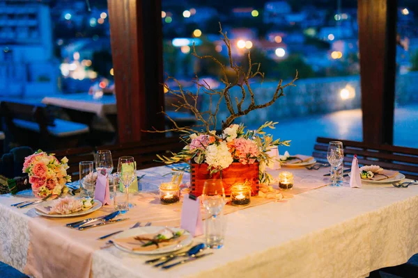 Flower compositions on the wedding table in rustic style. Wedding decorations with their own hands. — Stock Photo, Image