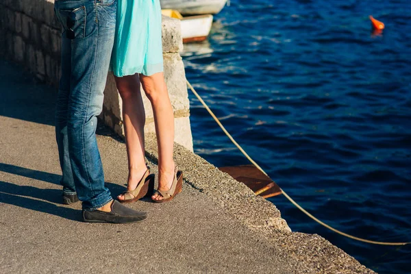 Pies femeninos y masculinos en el muelle —  Fotos de Stock