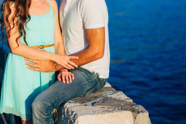 Yeni evliler birbirlerine Karadağ'sarılmak