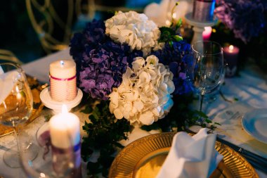 Rustik tarzı düğün masada çiçek kompozisyonlar. Düğün süslemeleri kendi elleriyle.