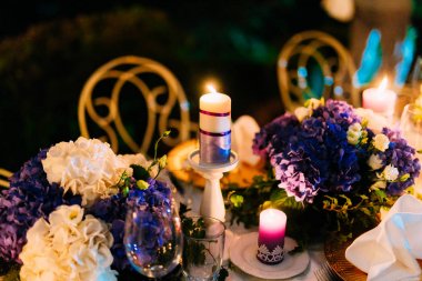 Bir ziyafet düğün masada mum