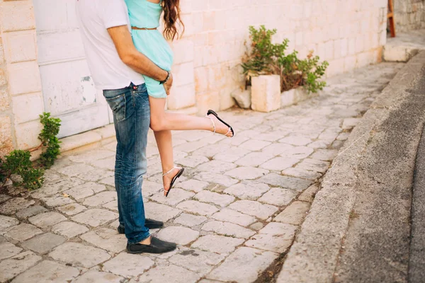 Pies femeninos y masculinos en el pavimento —  Fotos de Stock