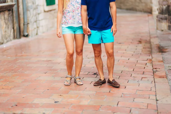 Kvinnliga och manliga fötter på trottoaren — Stockfoto