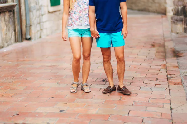 Piedi femminili e maschili sul marciapiede — Foto Stock