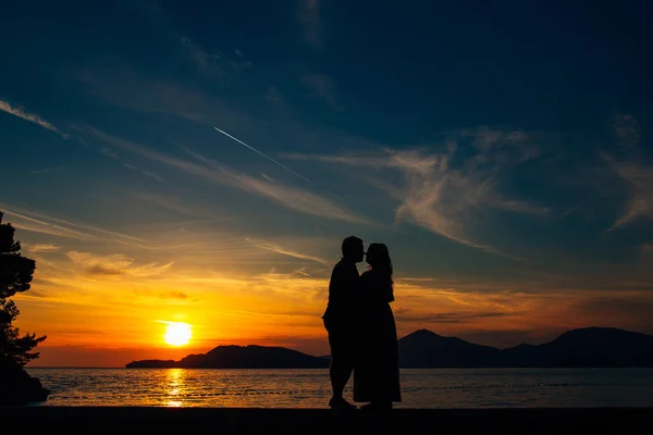 Silhouette al tramonto sulla spiaggia — Foto Stock