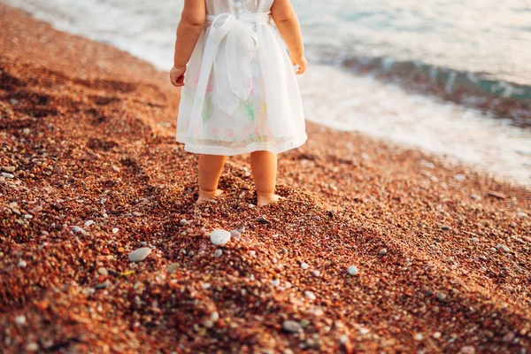Детские ноги и ноги родителей. Семья гуляет по пляжу — стоковое фото