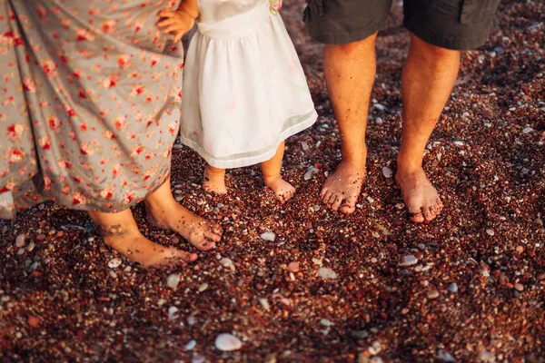 Niños piernas y pies de los padres. La familia camina por la playa —  Fotos de Stock
