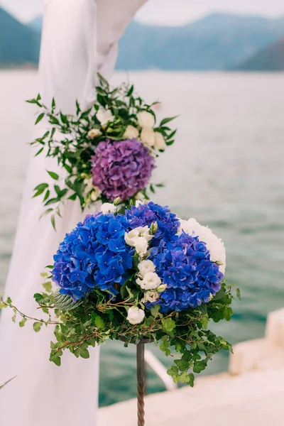 Composiciones florales en la ceremonia de boda — Foto de Stock