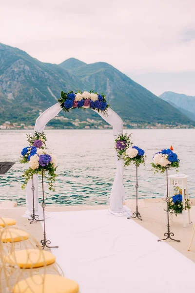 Arch for wedding ceremony on sea — Stock Photo, Image