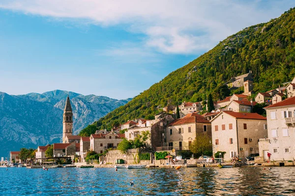 Perast régi halászati város partján a Kotori-öböl — Stock Fotó