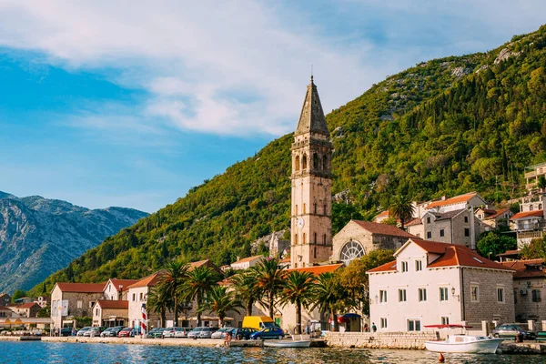 Perast régi halászati város partján a Kotori-öböl — Stock Fotó