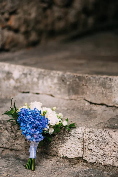 Buquê de casamento em um fundo de pedra — Fotografia de Stock