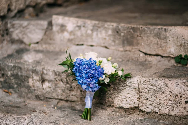 Buquê de casamento em um fundo de pedra — Fotografia de Stock