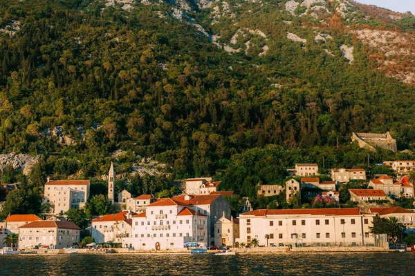 El antiguo pueblo pesquero de Perast en la orilla de la bahía de Kotor — Foto de Stock