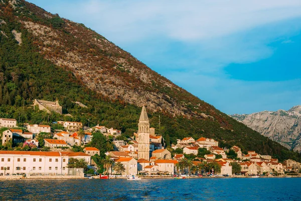 El antiguo pueblo pesquero de Perast en la orilla de la bahía de Kotor — Foto de Stock