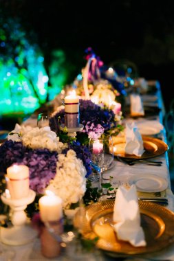 Rustik tarzı düğün masada çiçek kompozisyonlar. Düğün süslemeleri kendi elleriyle.