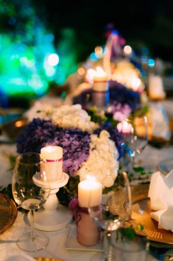 Bir ziyafet düğün masada mum