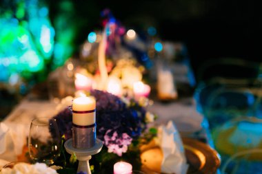 Bir ziyafet düğün masada mum